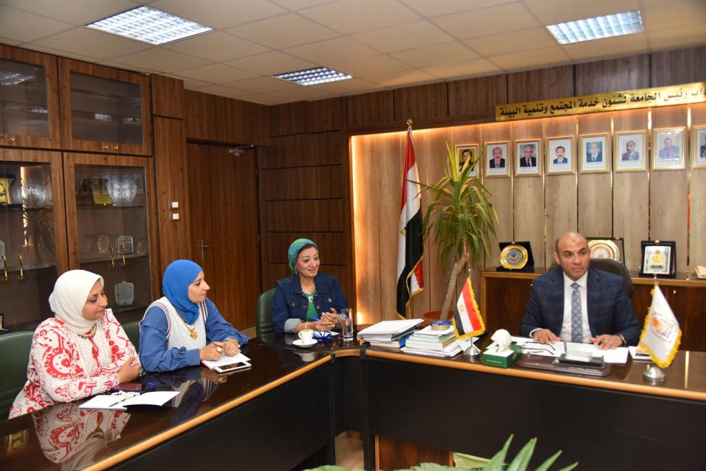 رئيس جامعة أسيوط يستعرض تقرير الفريق التنفيذي لقطاع خدمة المجتمع وتنمية البيئة