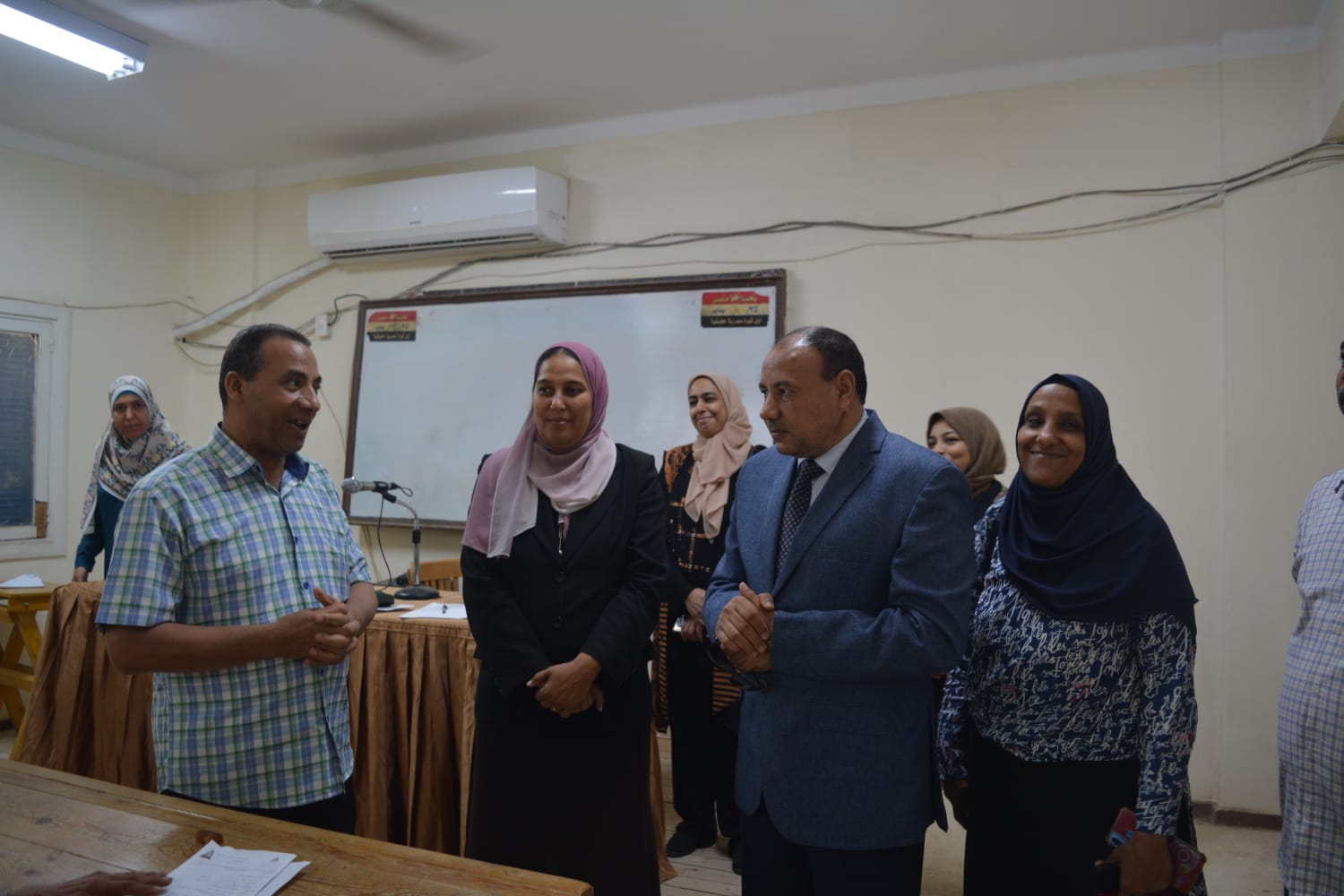 نائب رئيس جامعة الأزهر للوجه القبلي يتفقد إمتحانات محو أمية الكبار