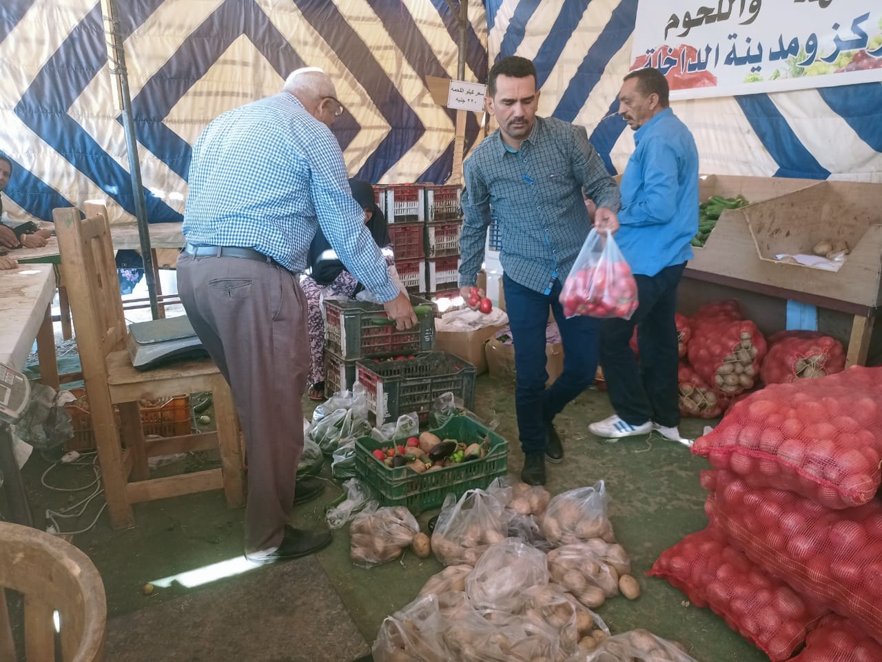 محافظة الوادي الجديد تستمر في طرح الدواجن والخضروات والفاكهة بأسعار مخفضة للمواطنين