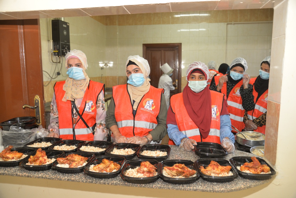 محافظ أسيوط ورئيسة المجلس القومي للمرأة يتفقدان المطبخ المصري لتدريب النساء بالفتح