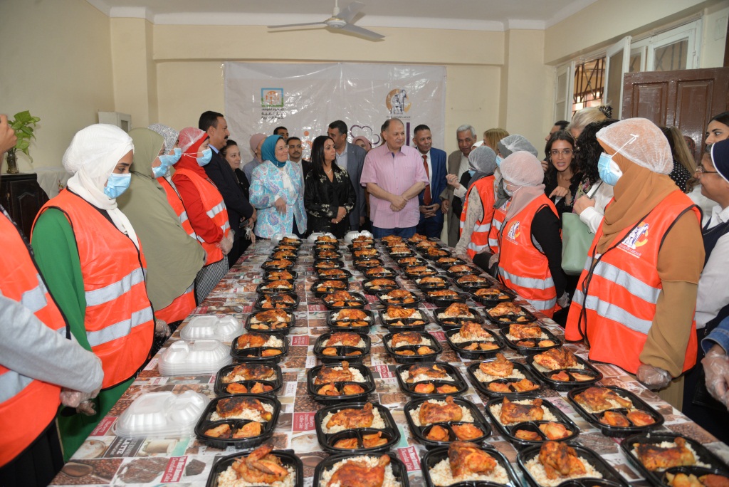 محافظ أسيوط ورئيسة المجلس القومي للمرأة يتفقدان المطبخ المصري لتدريب النساء بالفتح