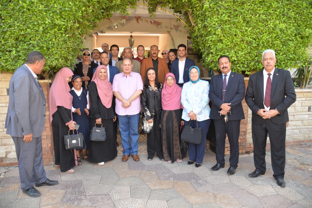 محافظ أسيوط ورئيسة المجلس القومي للمرأة يتفقدان المطبخ المصري لتدريب النساء بالفتح
