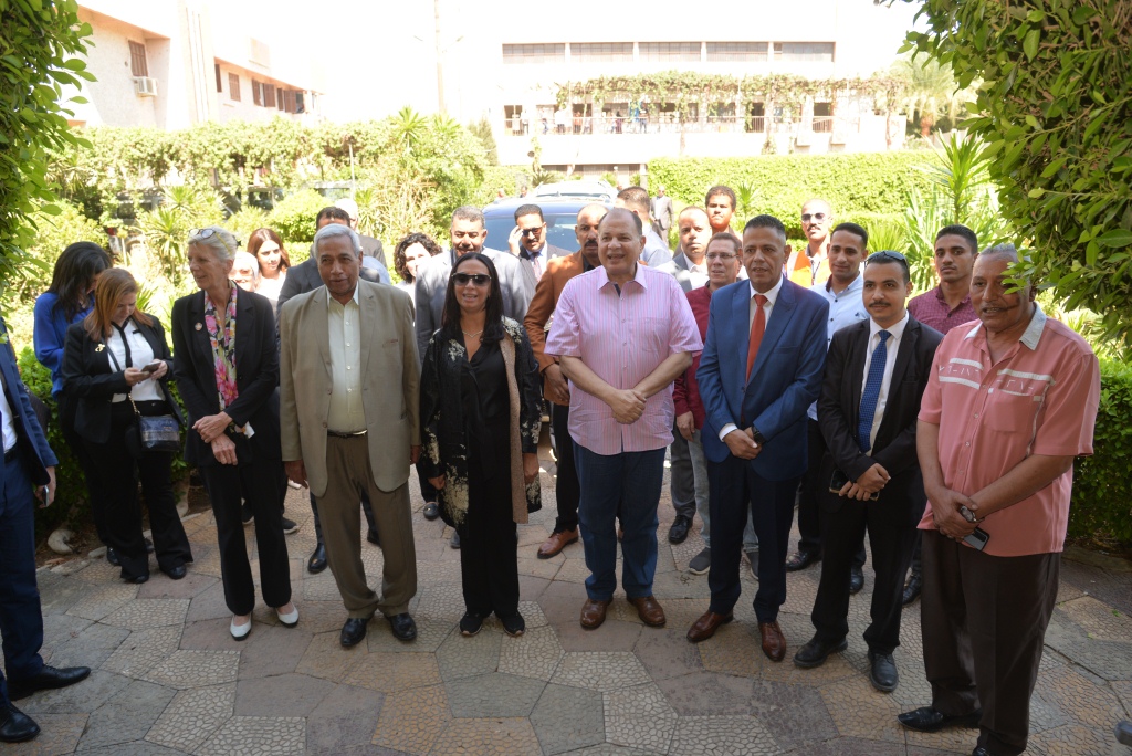 محافظ أسيوط ورئيسة المجلس القومي للمرأة يتفقدان المطبخ المصري لتدريب النساء بالفتح