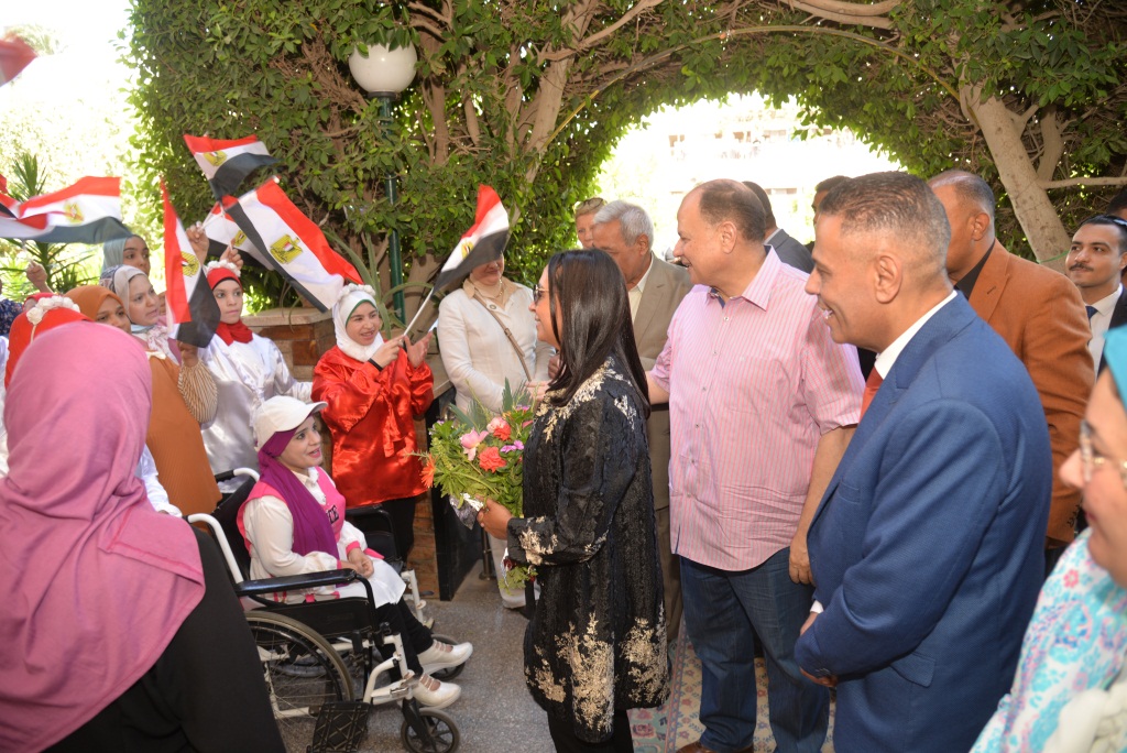 محافظ أسيوط ورئيسة المجلس القومي للمرأة يتفقدان المطبخ المصري لتدريب النساء بالفتح