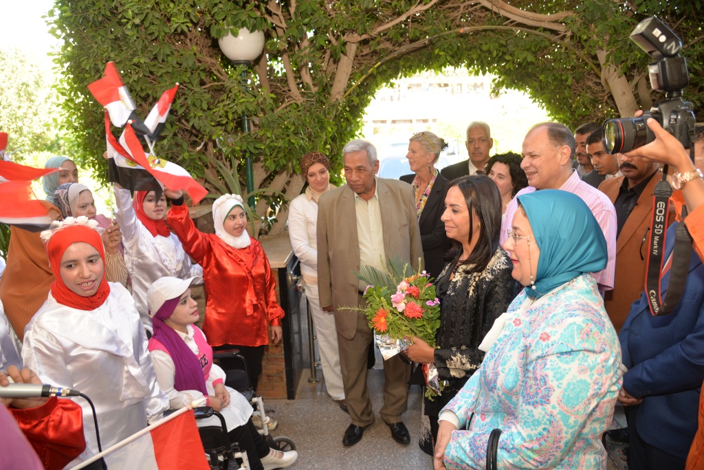 محافظ أسيوط ورئيسة المجلس القومي للمرأة يتفقدان المطبخ المصري لتدريب النساء بالفتح