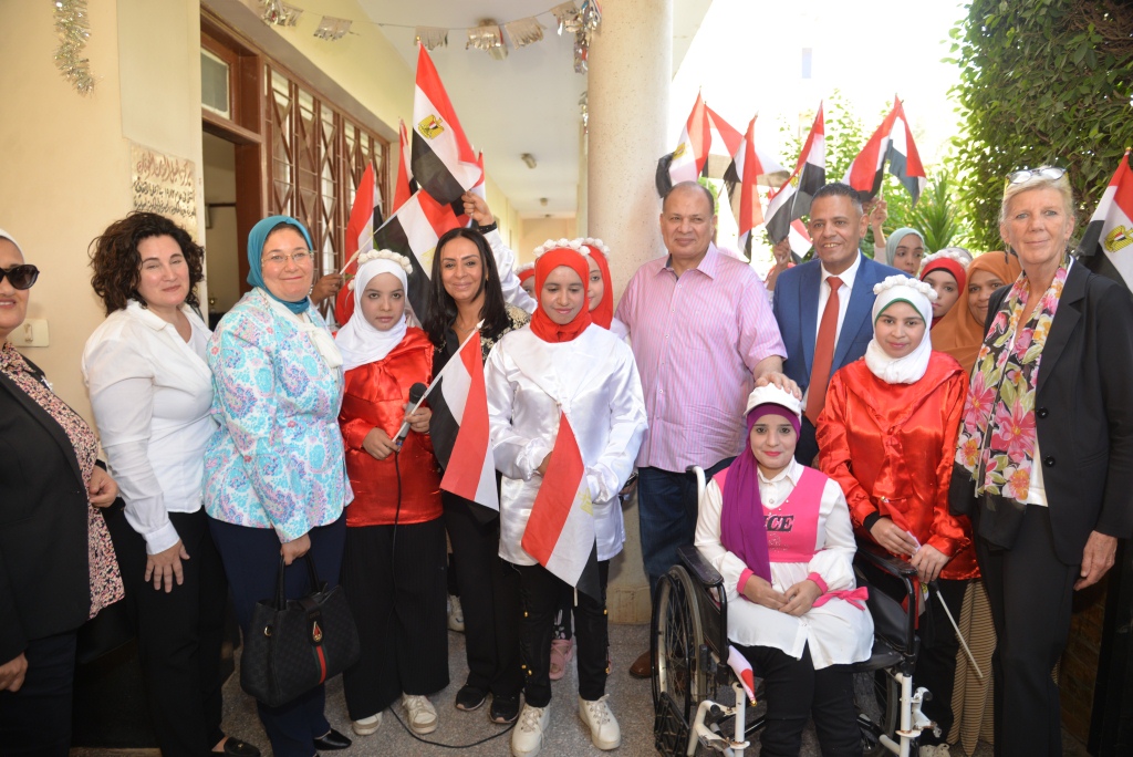 محافظ أسيوط ورئيسة المجلس القومي للمرأة يتفقدان المطبخ المصري لتدريب النساء بالفتح