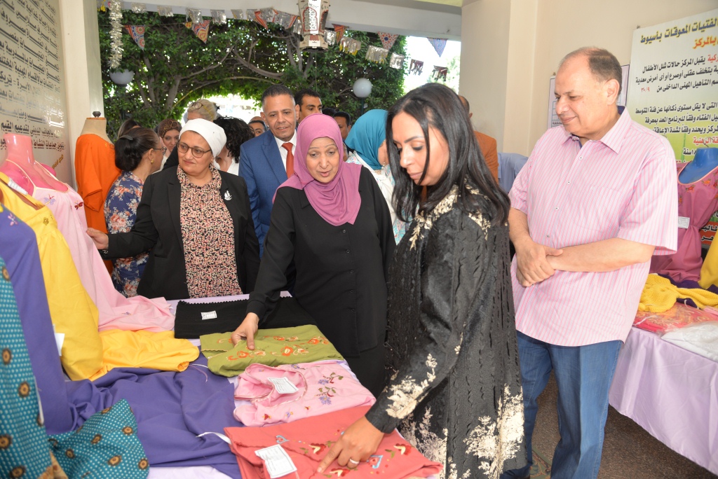 محافظ أسيوط ورئيسة المجلس القومي للمرأة يتفقدان المطبخ المصري لتدريب النساء بالفتح