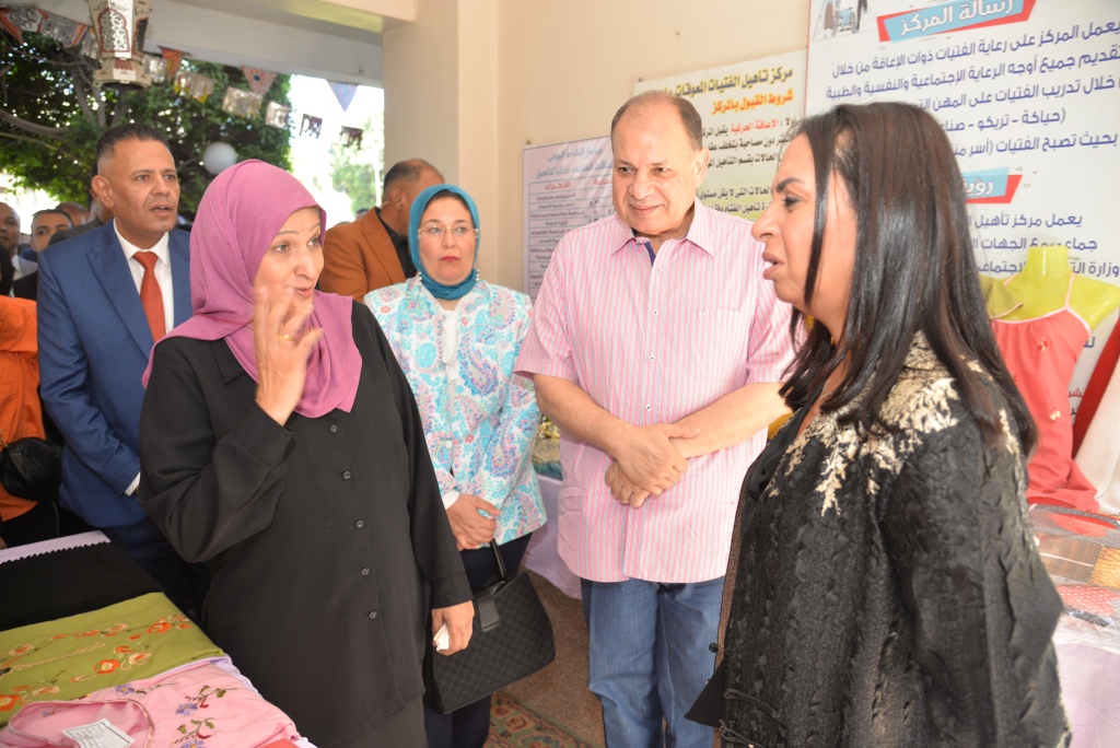 محافظ أسيوط ورئيسة المجلس القومي للمرأة يتفقدان المطبخ المصري لتدريب النساء بالفتح