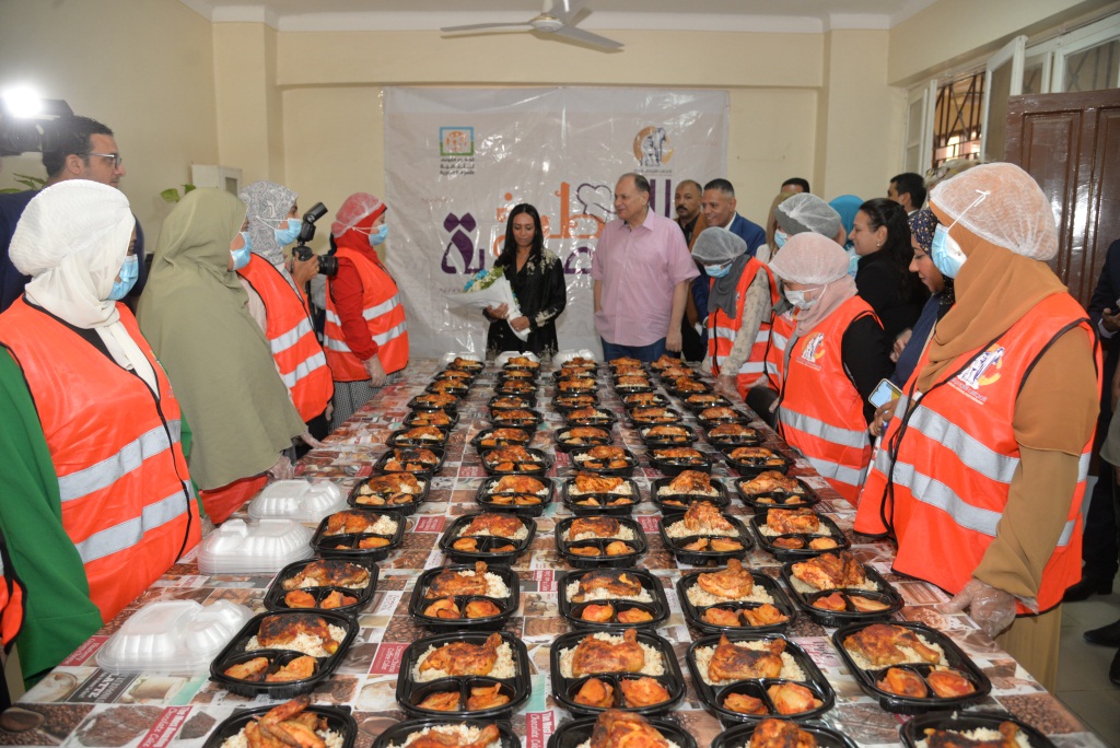 محافظ أسيوط ورئيسة المجلس القومي للمرأة يتفقدان المطبخ المصري لتدريب النساء بالفتح