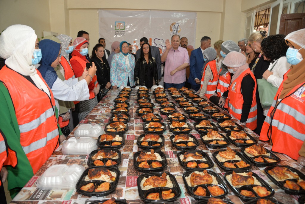 محافظ أسيوط ورئيسة المجلس القومي للمرأة يتفقدان المطبخ المصري لتدريب النساء بالفتح