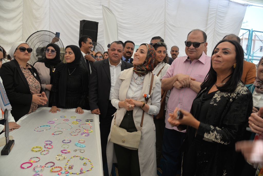 محافظ أسيوط ورئيسة القومي للمرأة يشهدان ميسرات نورة للفتيات بقرى حياة كريمة