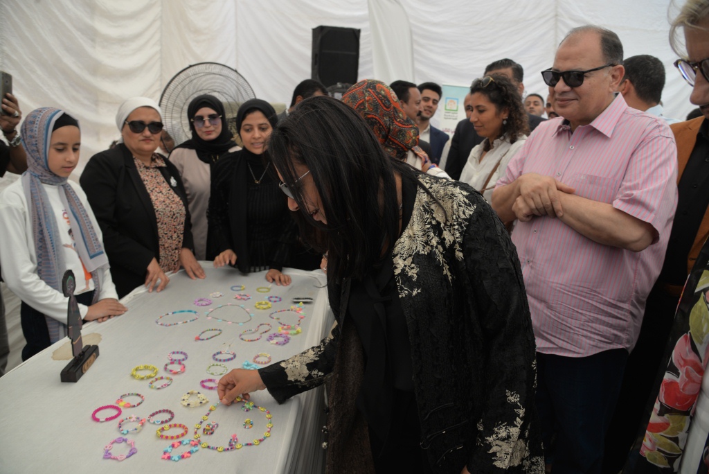 محافظ أسيوط ورئيسة القومي للمرأة يشهدان ميسرات نورة للفتيات بقرى حياة كريمة