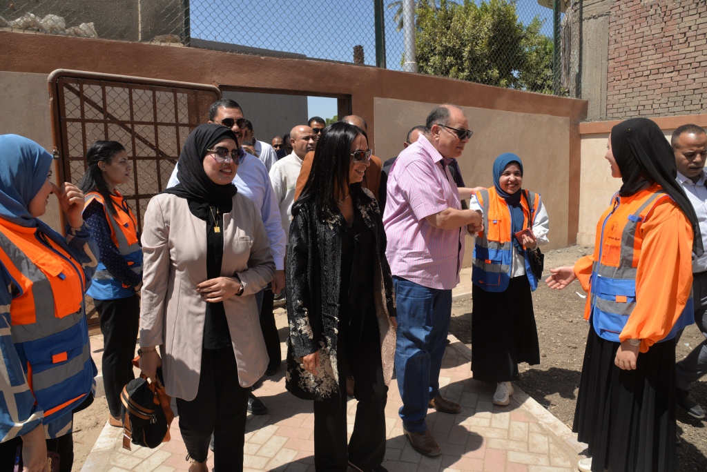 محافظ أسيوط ورئيسة القومي للمرأة يشهدان ميسرات نورة للفتيات بقرى حياة كريمة