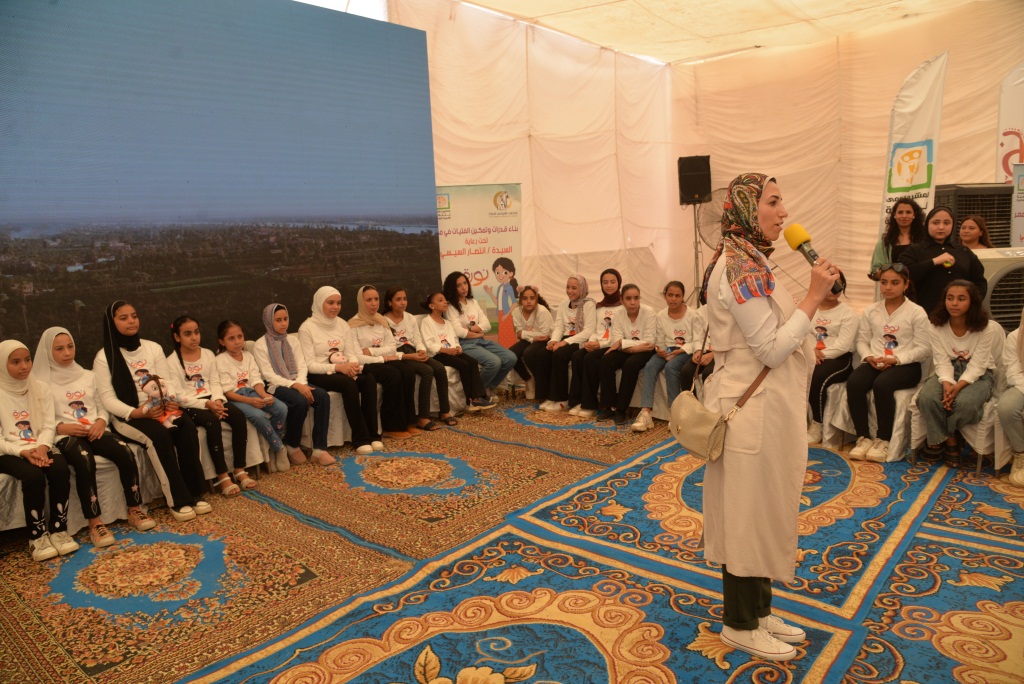 محافظ أسيوط ورئيسة القومي للمرأة يشهدان ميسرات نورة للفتيات بقرى حياة كريمة