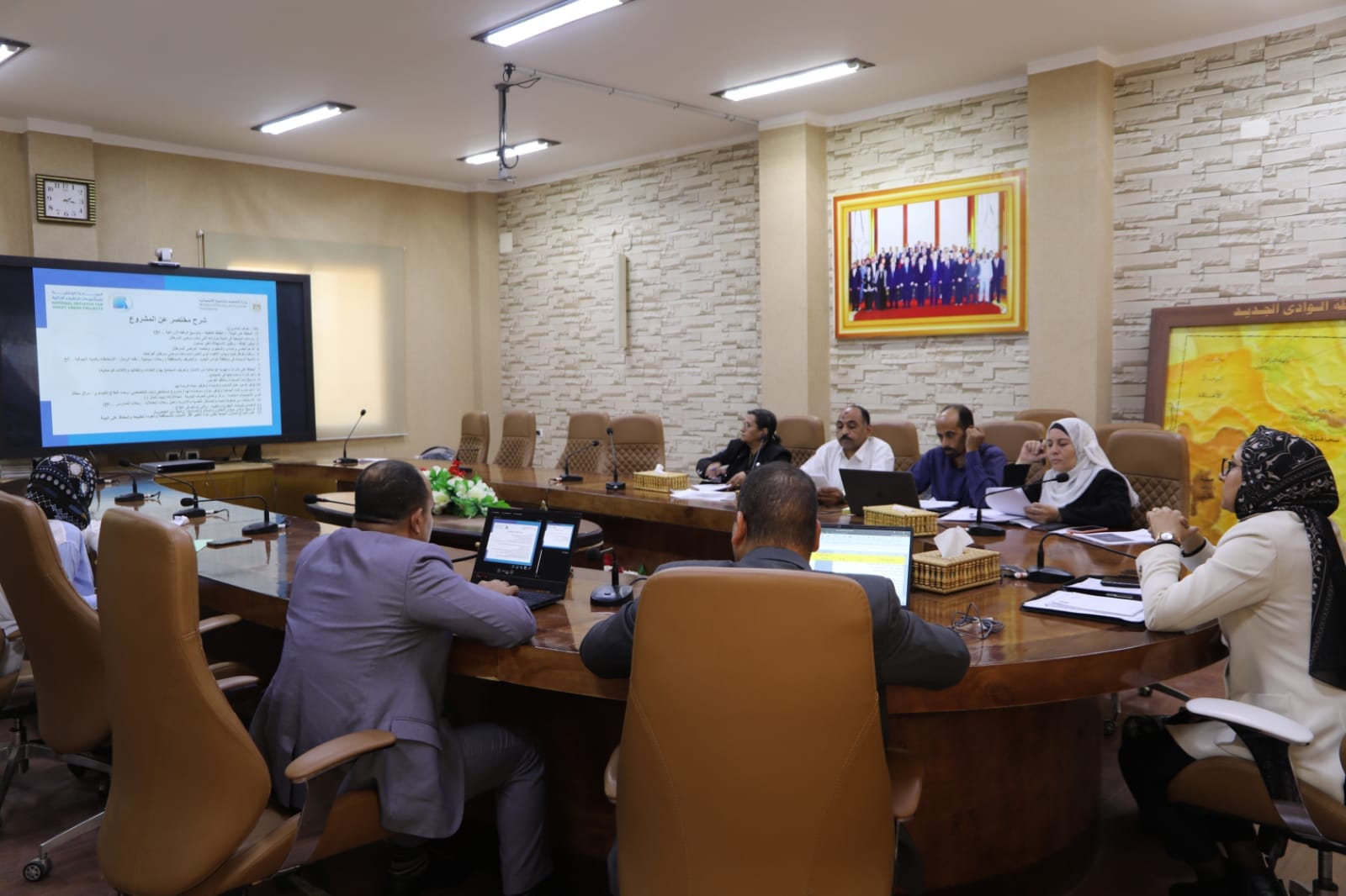 نائب محافظ الوادي الجديد تتابع أعمال لجنة المبادرة الوطنية للمشروعات الخضراء الذكية 