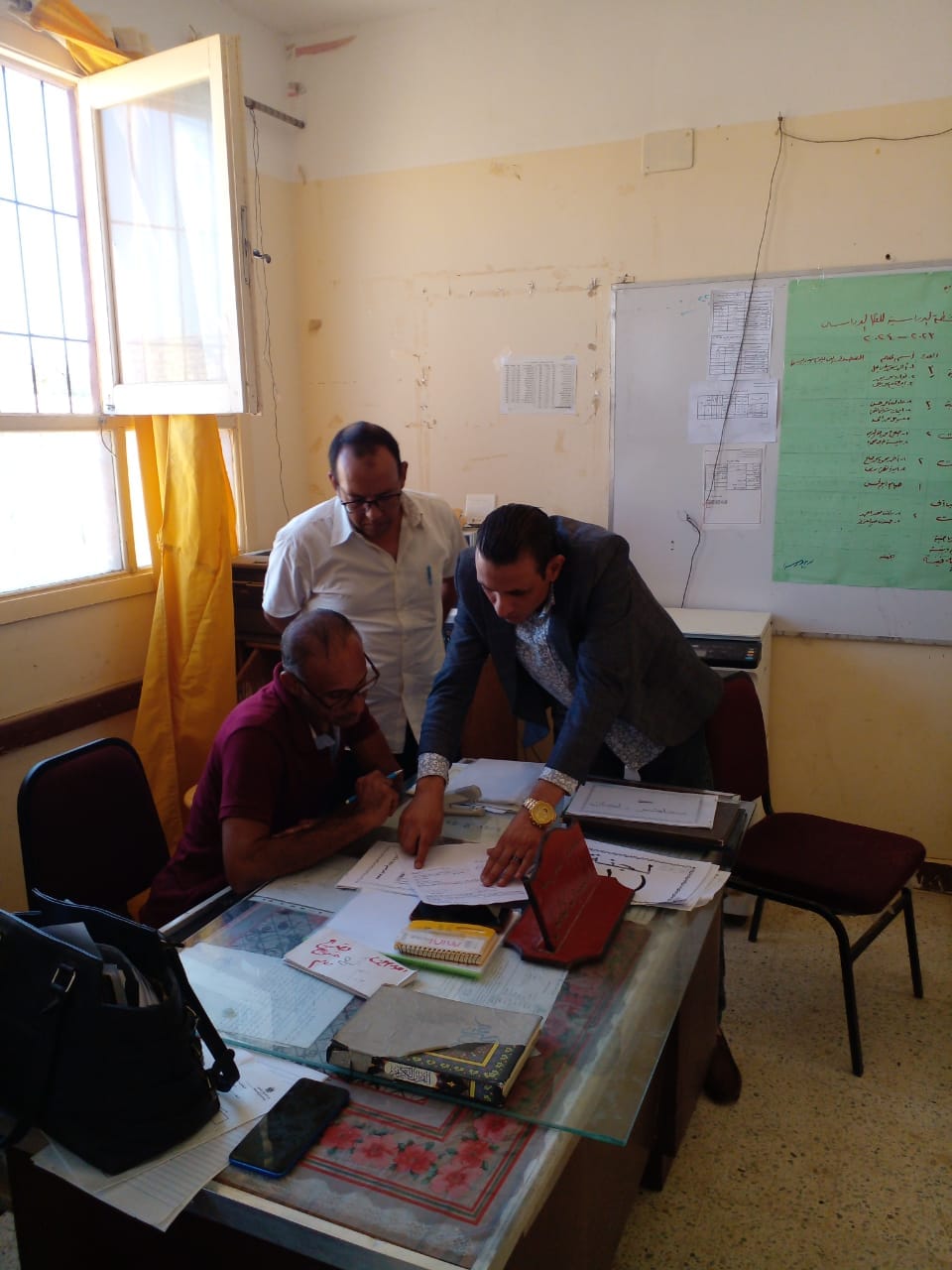 وكيل التعليم بالوادي الجديد يتابع جهود لجان المتابعة الميدانية بزيارة مدارس الفرافرة