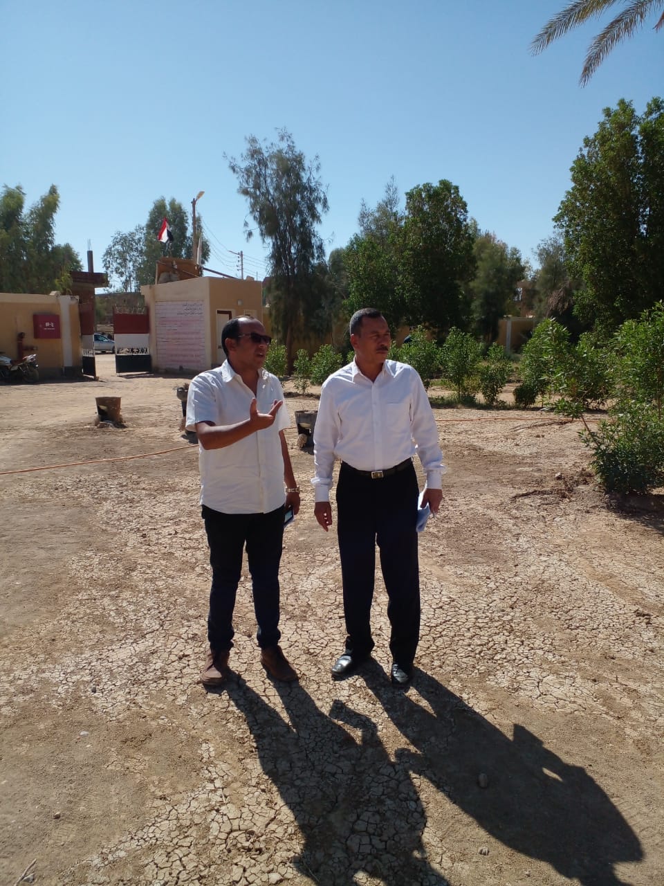 وكيل التعليم بالوادي الجديد يتابع جهود لجان المتابعة الميدانية بزيارة مدارس الفرافرة