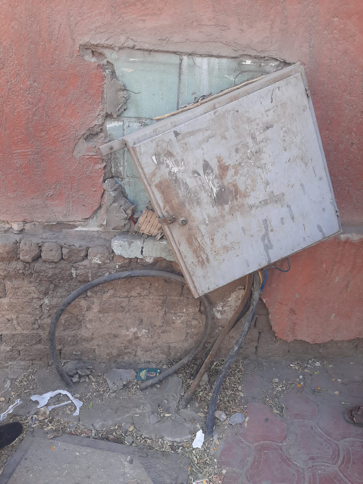 حي شرق أسيوط ينفذ عملية فحص لوحات الإضاءة الموجودة بشارع بين الخزانيين