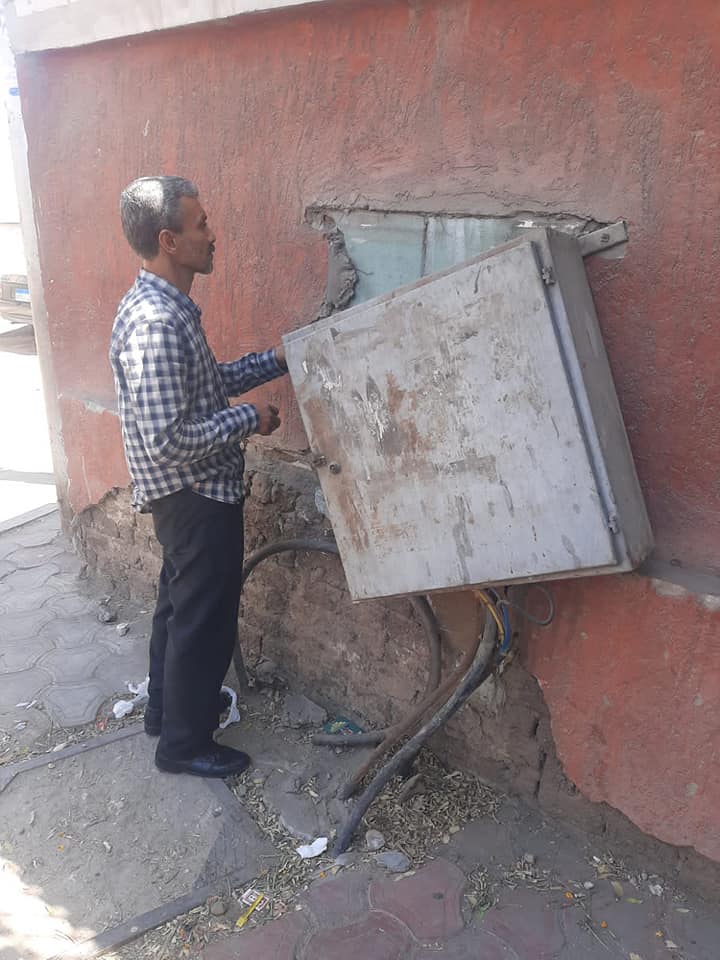 حي شرق أسيوط ينفذ عملية فحص لوحات الإضاءة الموجودة بشارع بين الخزانيين