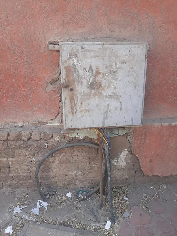 حي شرق أسيوط ينفذ عملية فحص لوحات الإضاءة الموجودة بشارع بين الخزانيين