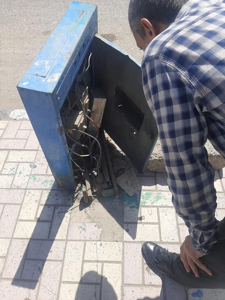 حي شرق أسيوط ينفذ عملية فحص لوحات الإضاءة الموجودة بشارع بين الخزانيين