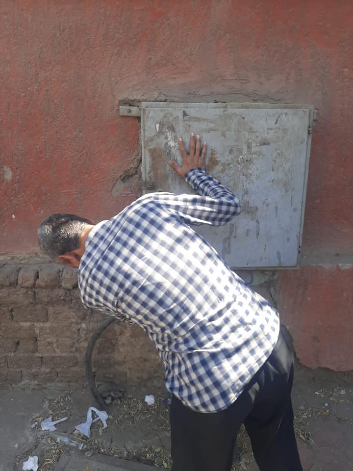 حي شرق أسيوط ينفذ عملية فحص لوحات الإضاءة الموجودة بشارع بين الخزانيين