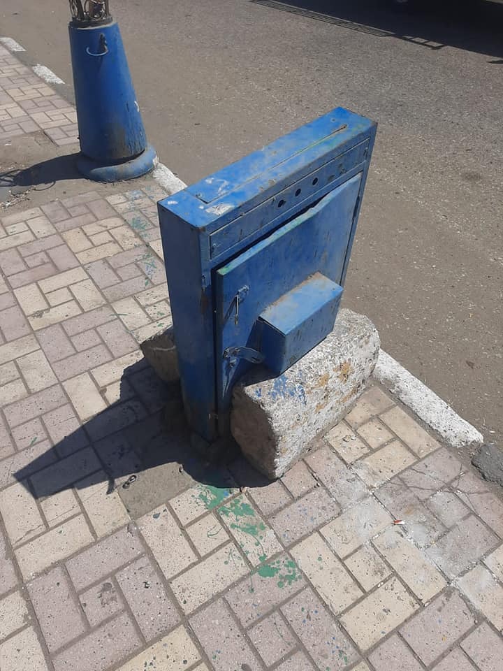 حي شرق أسيوط ينفذ عملية فحص لوحات الإضاءة الموجودة بشارع بين الخزانيين