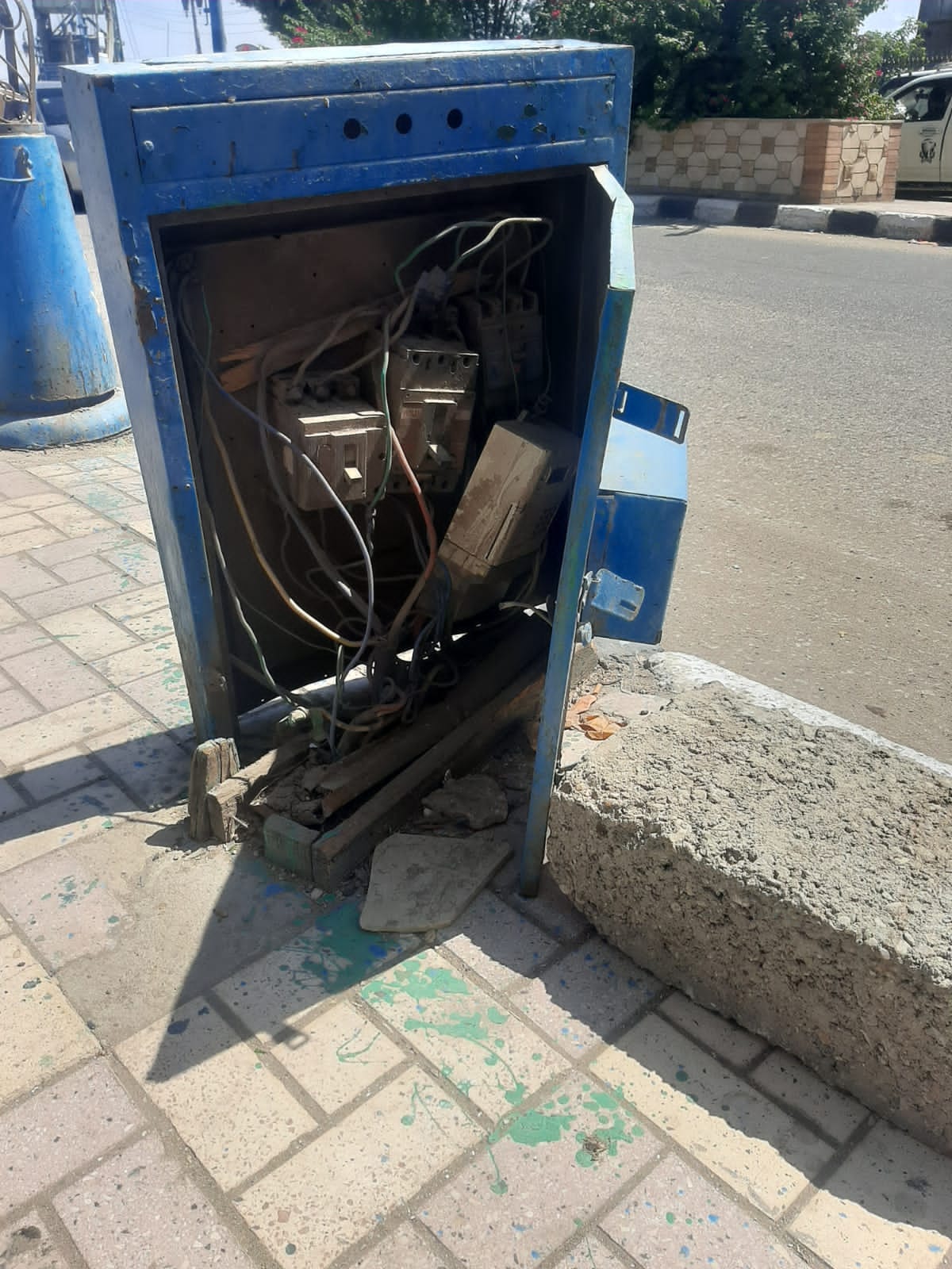 حي شرق أسيوط ينفذ عملية فحص لوحات الإضاءة الموجودة بشارع بين الخزانيين