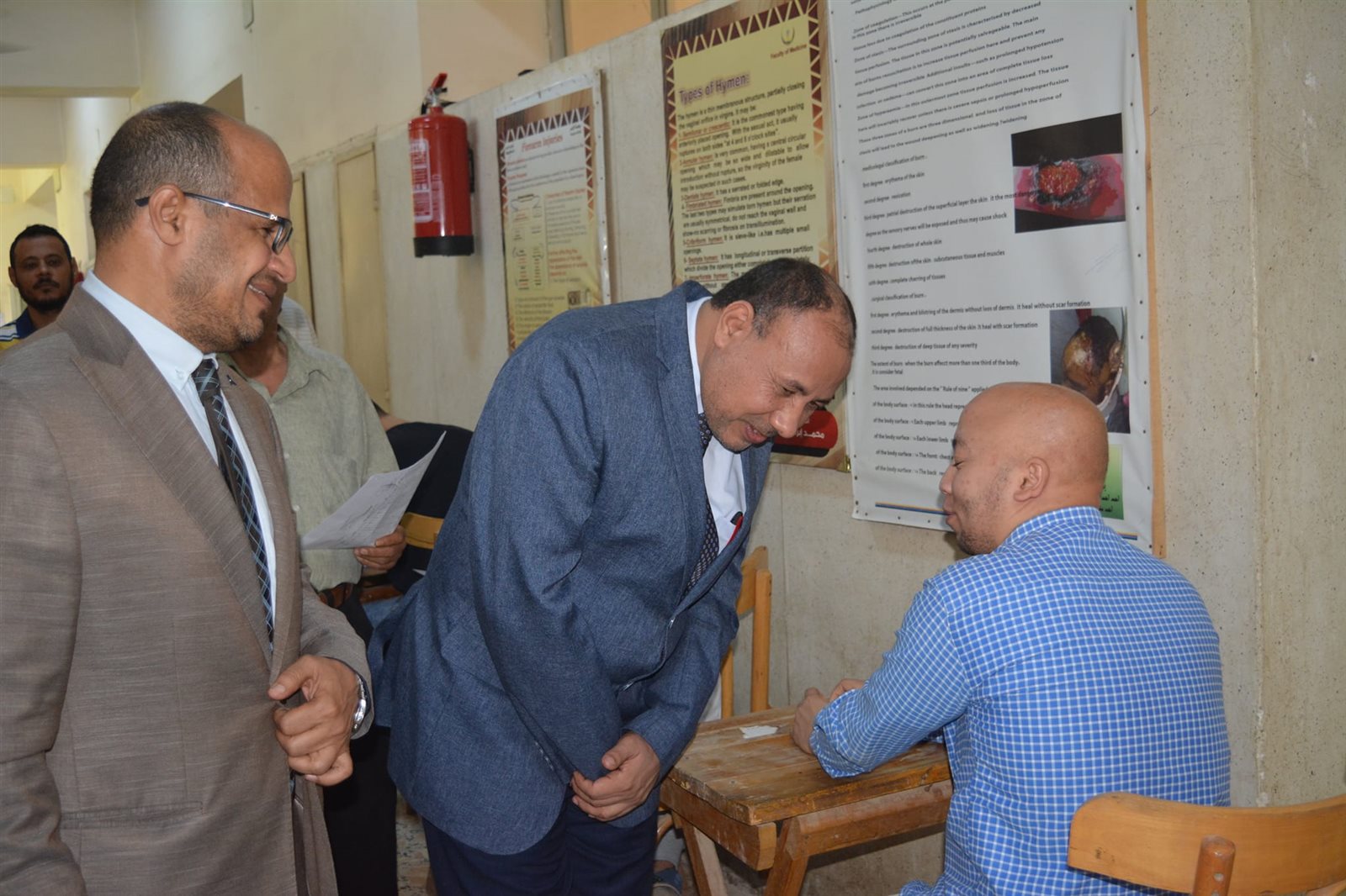نائب رئيس جامعة الأزهر للوجه القبلي يتفقد امتحانات الفرقة الرابعة بطب الأزهر