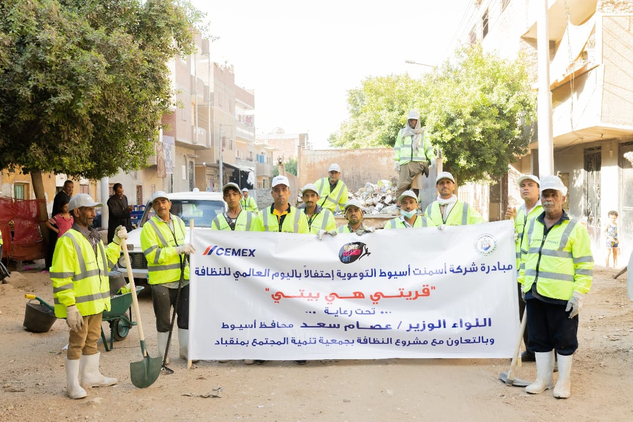 حملة نظافة ترفع 300 طن من قرية 