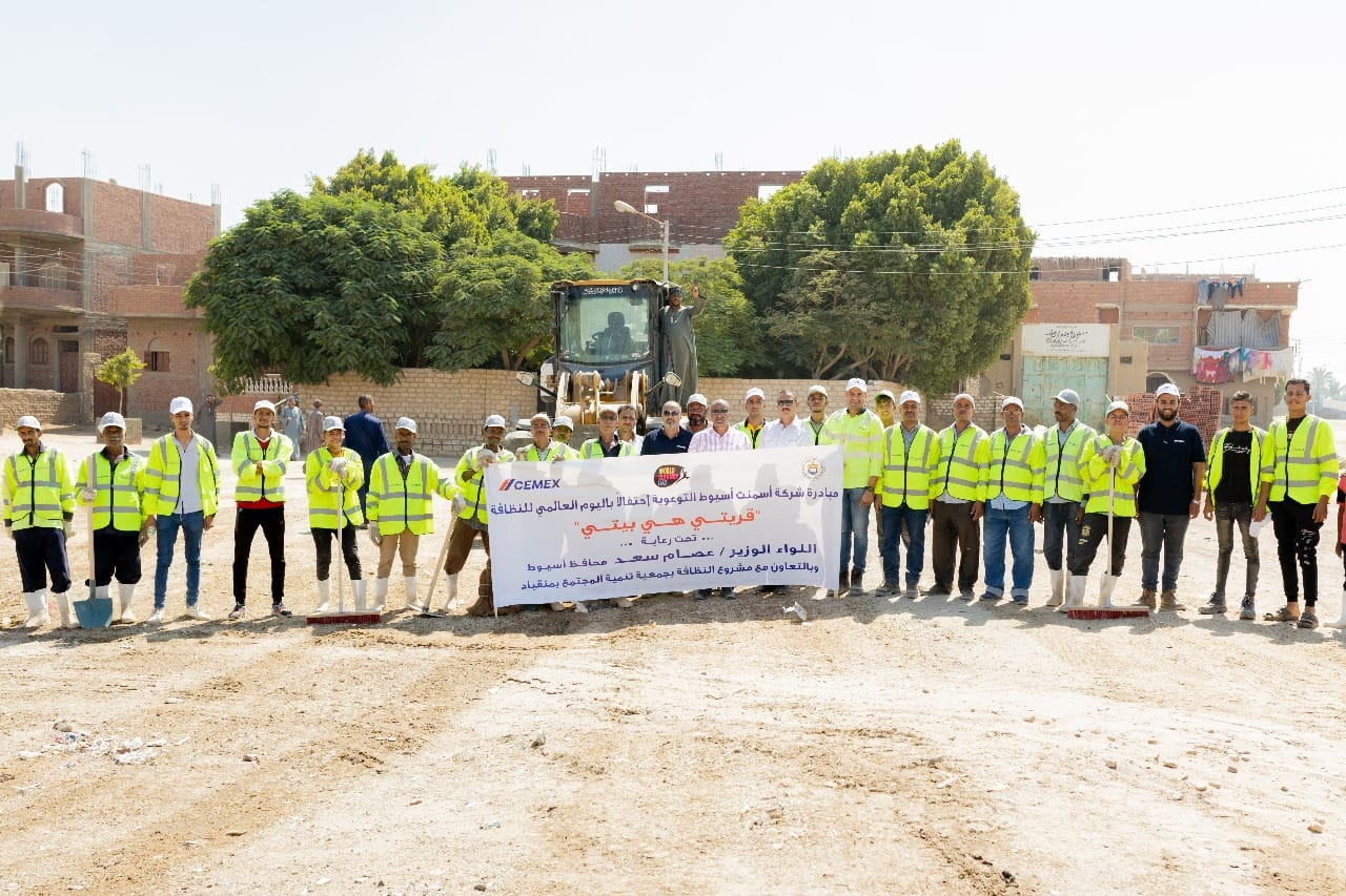 حملة نظافة ترفع 300 طن من قرية 