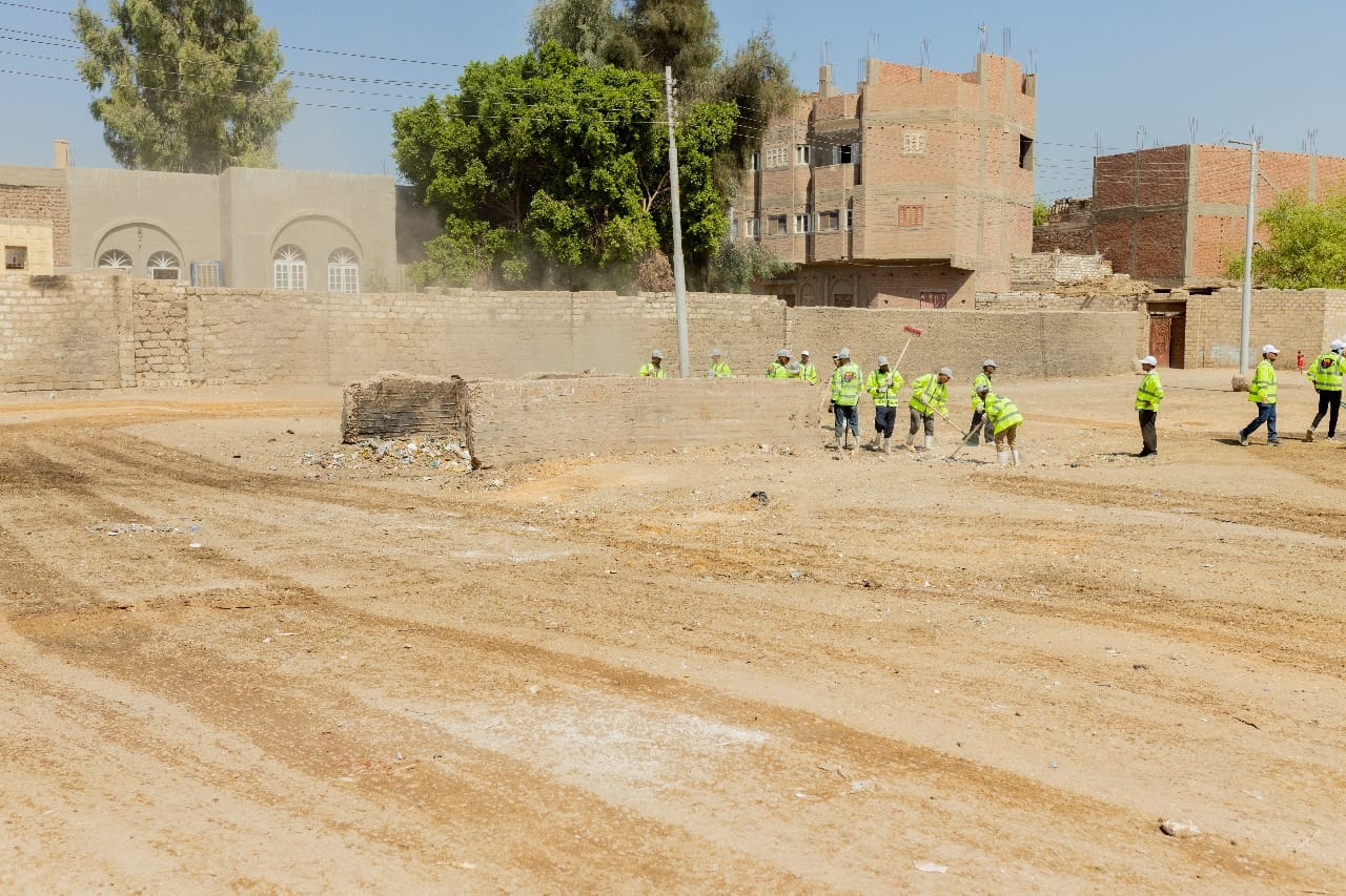 حملة نظافة ترفع 300 طن من قرية 