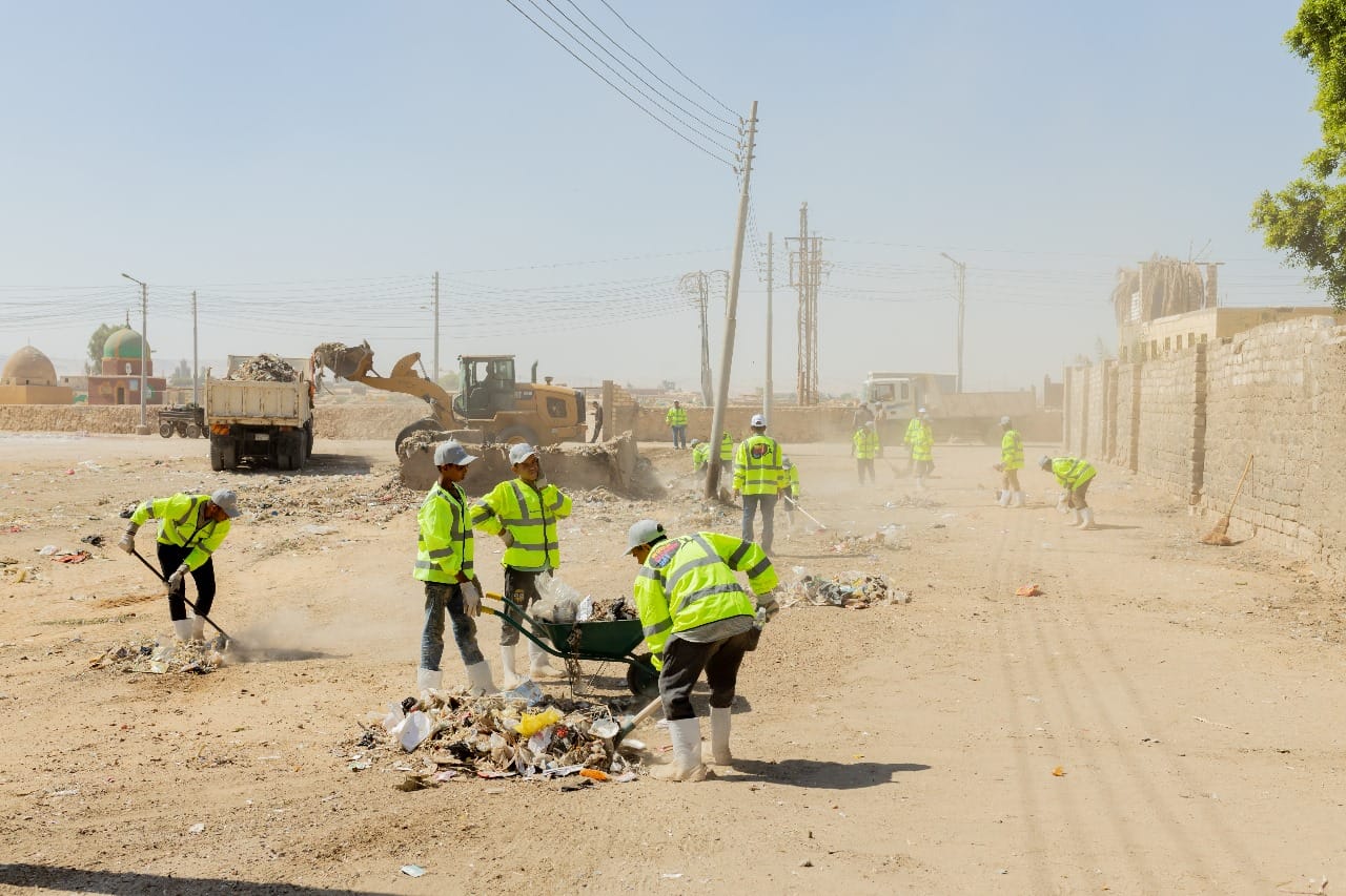 حملة نظافة ترفع 300 طن من قرية 