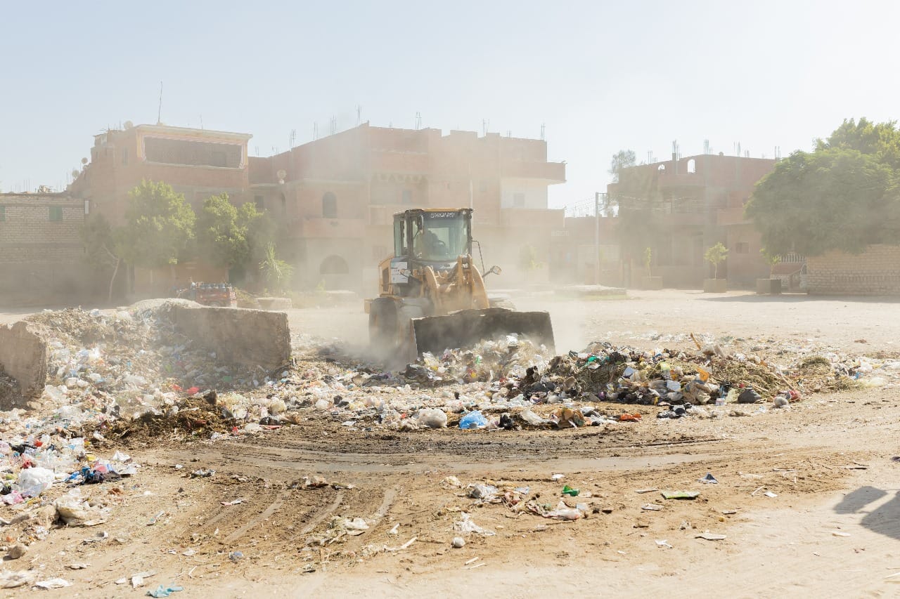 حملة نظافة ترفع 300 طن من قرية 