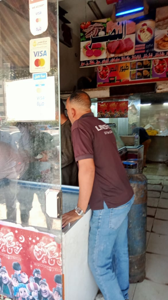 حملة لتوعية المحلات بتوفير صندوق نفايات والمحافظة على نظافة الشارع باسيوط