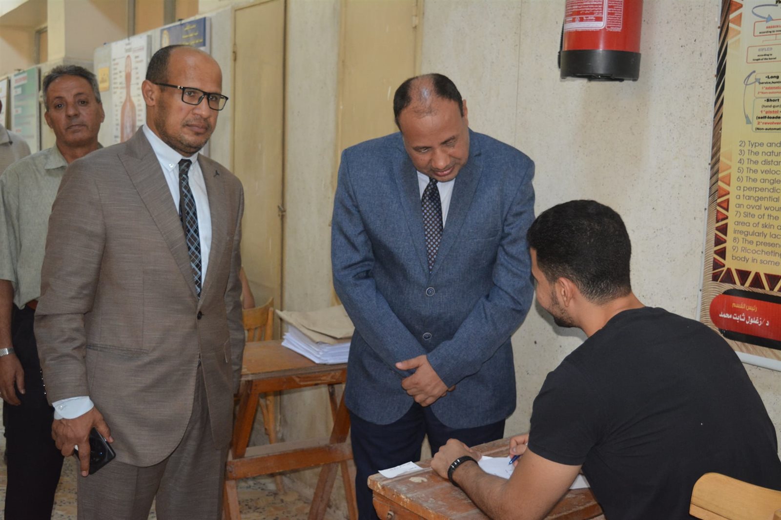 نائب رئيس جامعة الأزهر للوجه القبلي يتفقد امتحانات الفرقة الرابعة بطب الأزهر