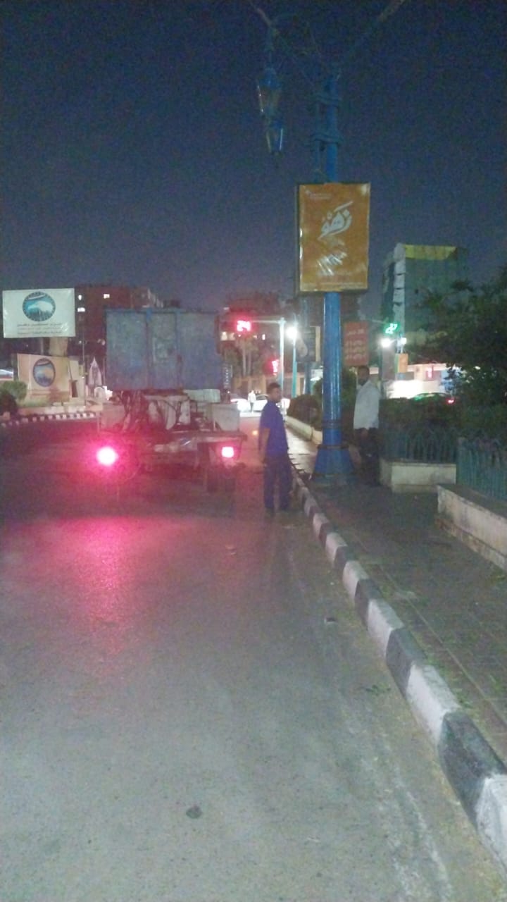 حملة لتغطية جميع أعمدة الإنارة في ميدان أم البطل بحي شرق اسيوط