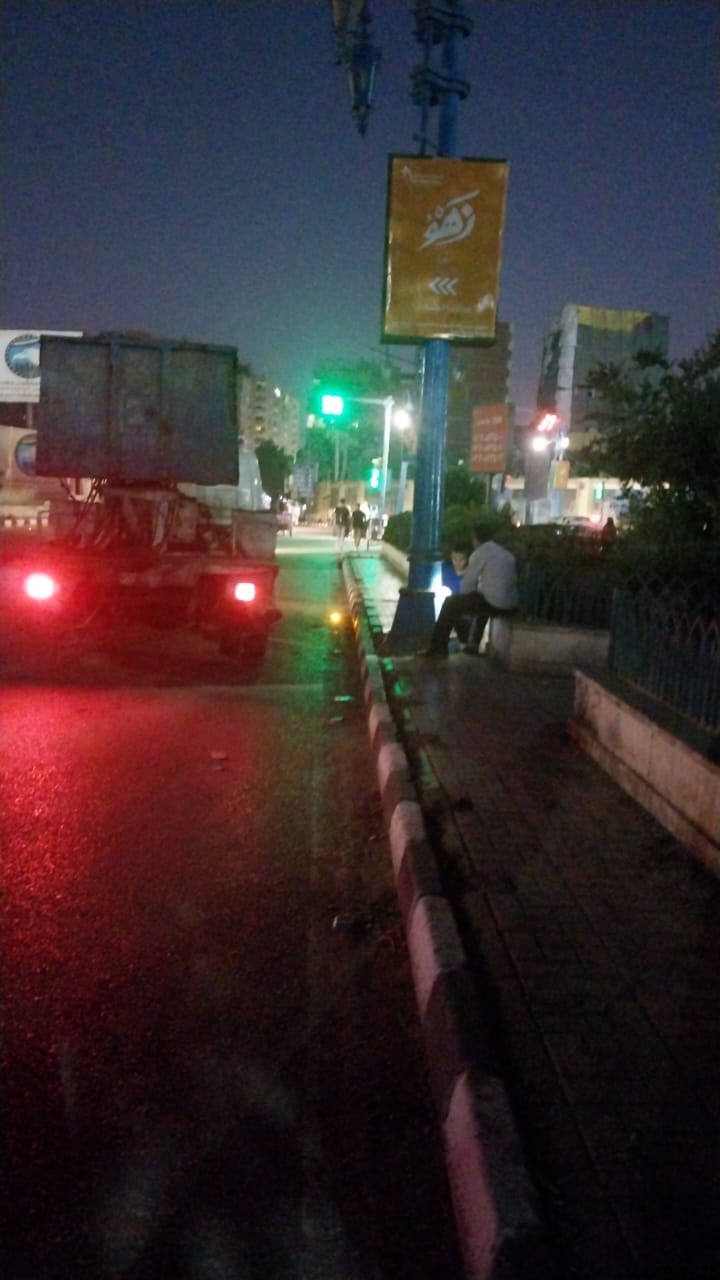 حملة لتغطية جميع أعمدة الإنارة في ميدان أم البطل بحي شرق اسيوط