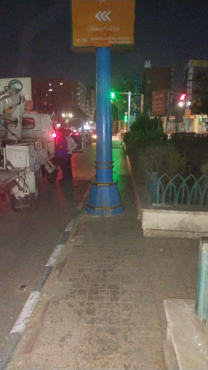 حملة لتغطية جميع أعمدة الإنارة في ميدان أم البطل بحي شرق اسيوط