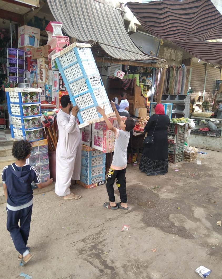 محافظ أسيوط: القضاء على اشغالات الباعة الجائلين والحواجز الحديدية في الاحياء والمراكز