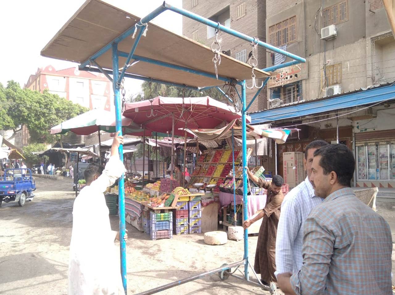 محافظ أسيوط: القضاء على اشغالات الباعة الجائلين والحواجز الحديدية في الاحياء والمراكز