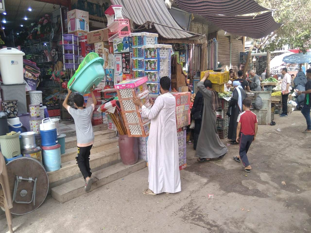 محافظ أسيوط: القضاء على اشغالات الباعة الجائلين والحواجز الحديدية في الاحياء والمراكز