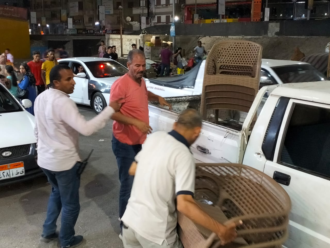 محافظ أسيوط: القضاء على اشغالات الباعة الجائلين والحواجز الحديدية في الاحياء والمراكز