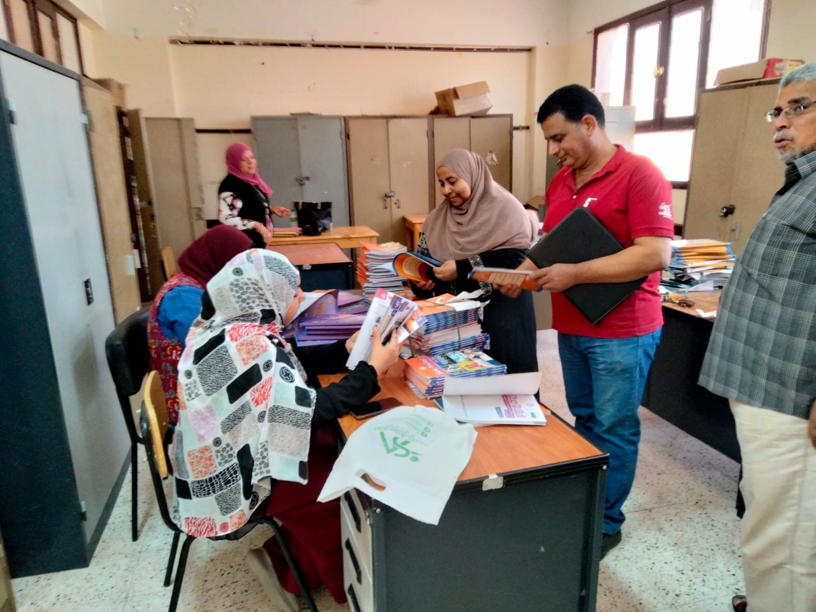 تعليم الوادى الجديد إنطلاق الأتوبيس الطائر لمتابعة منظومة العمل والإستعداد للعام الجديد 