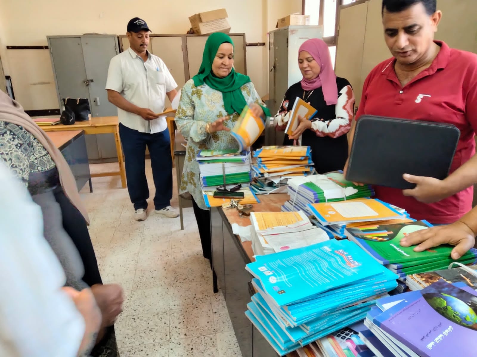 تعليم الوادى الجديد إنطلاق الأتوبيس الطائر لمتابعة منظومة العمل والإستعداد للعام الجديد 