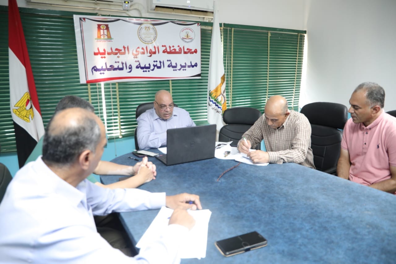 وكيل التعليم بالوادي الجديد يؤكد علي الإستماع لمشاكل أولياء الأمور وحسن استقبالهم 