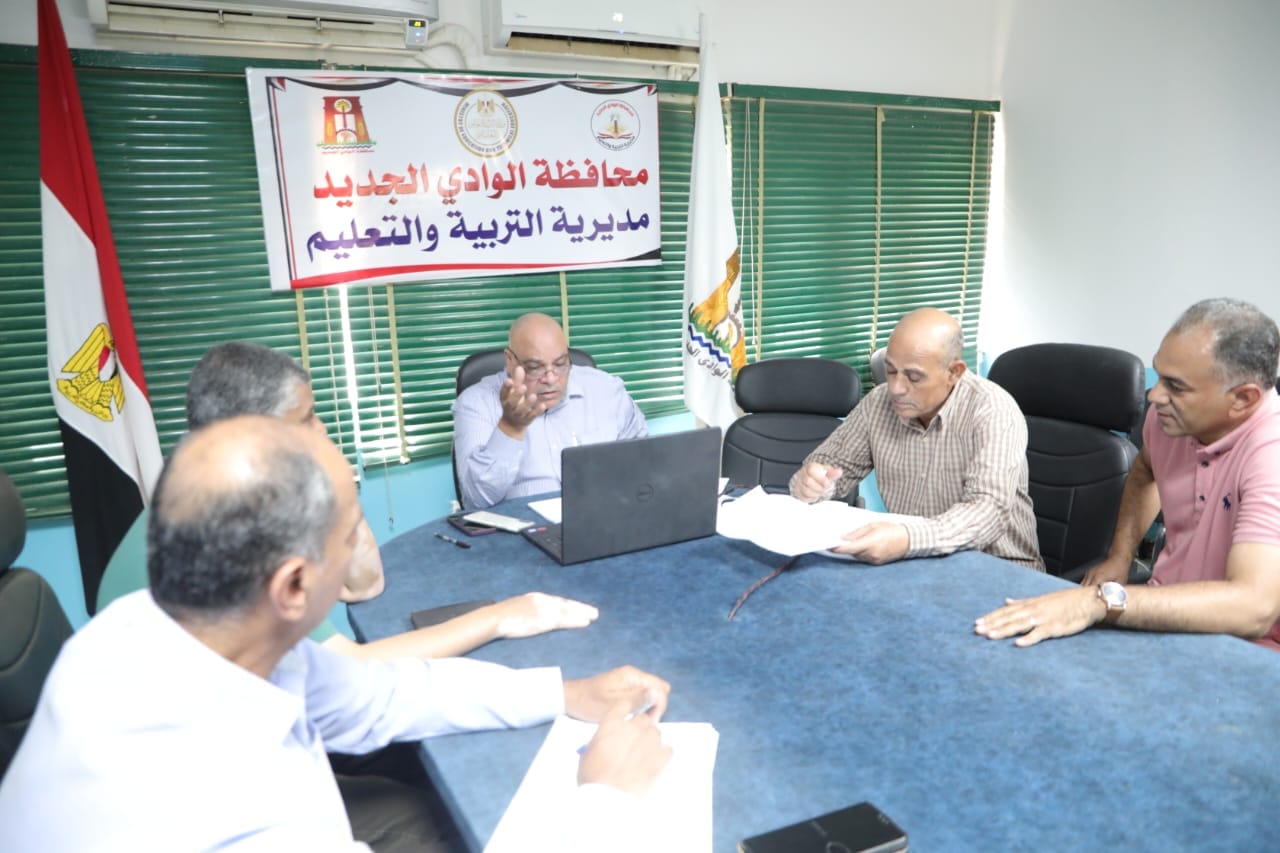 وكيل التعليم بالوادي الجديد يؤكد علي الإستماع لمشاكل أولياء الأمور وحسن استقبالهم 