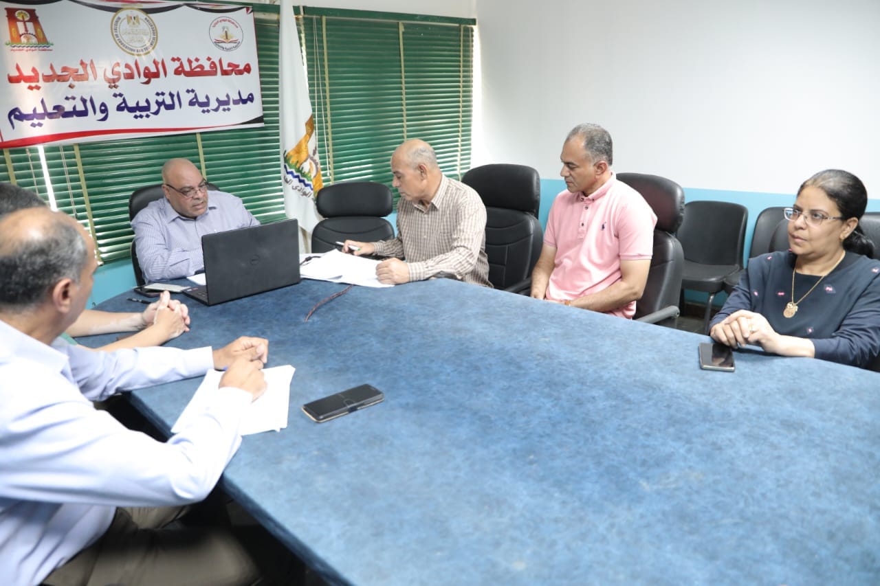 وكيل التعليم بالوادي الجديد يؤكد علي الإستماع لمشاكل أولياء الأمور وحسن استقبالهم 