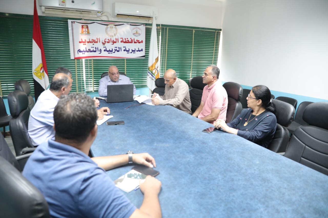 وكيل التعليم بالوادي الجديد يؤكد علي الإستماع لمشاكل أولياء الأمور وحسن استقبالهم 