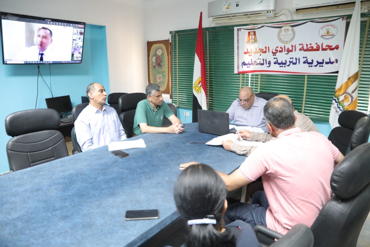 وكيل التعليم بالوادي الجديد يؤكد علي الإستماع لمشاكل أولياء الأمور وحسن استقبالهم 